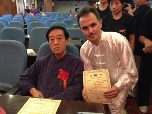 اهدا احکام خاندان چن -فرمش شین جیا ایلو توسط استاد اعظم چن ژنگلی   (10)